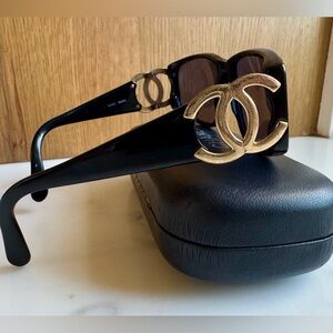 CHANEL Vintage Black Sunglasses 02461 94305 (Runs Small) CC Hinge Logo + Case